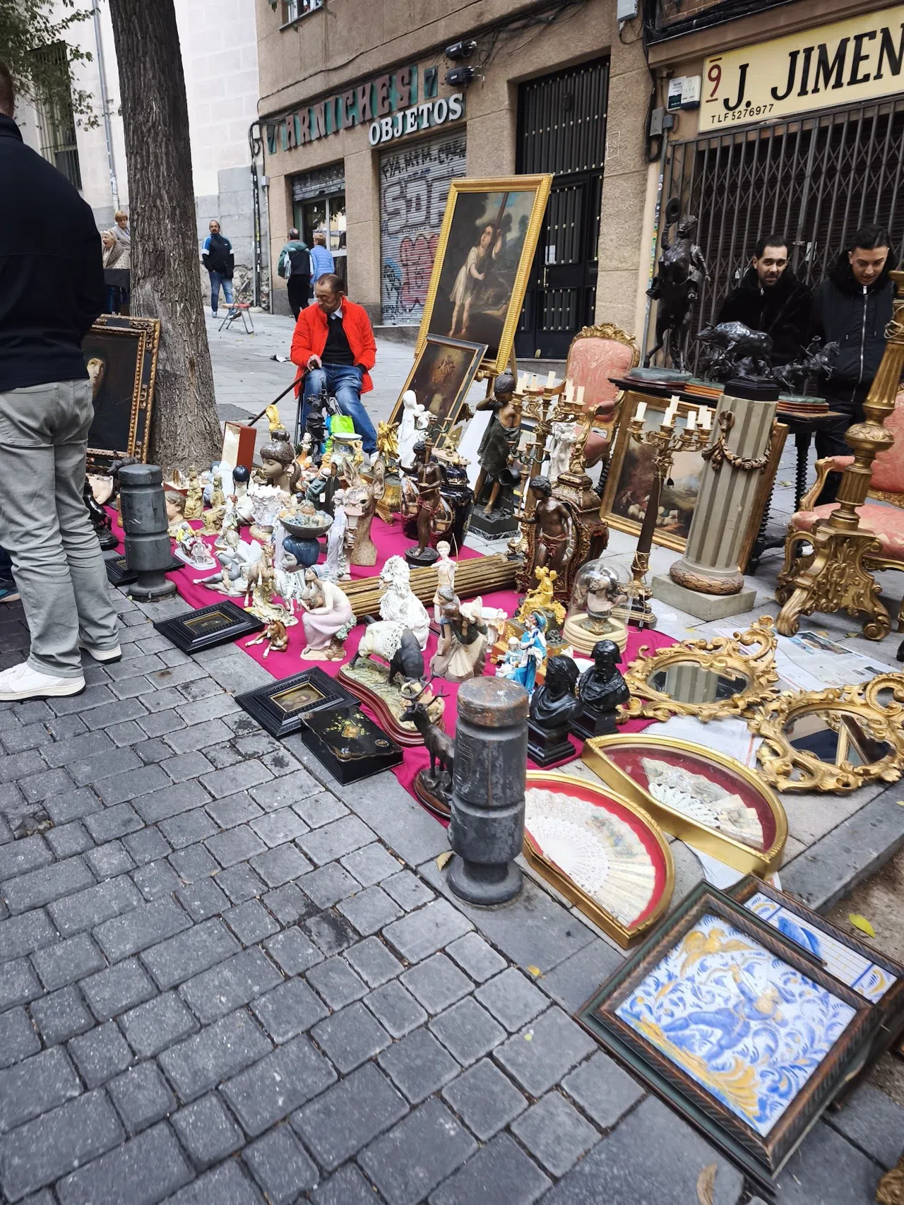 Söndagsmorgon på El Rastro: Madrids sekelgamla loppisritual