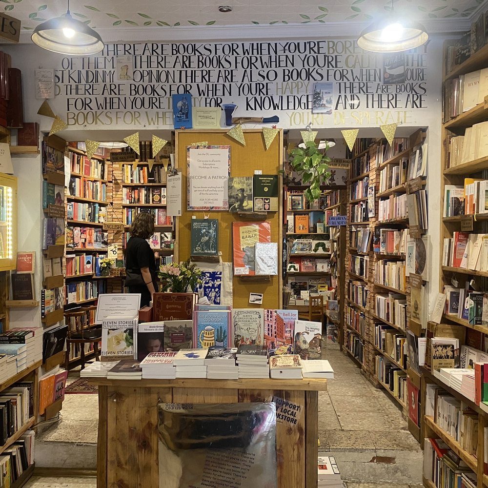 secondhand bookshop shelves along Calle del León